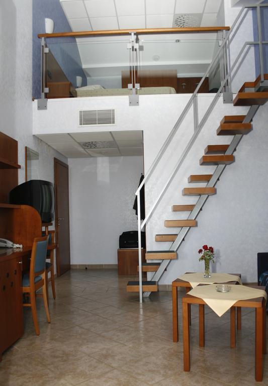 Hotel Zlatni Lav Martinšćica Extérieur photo